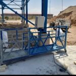 کلایمر ساختمانی نصب شده روی نمای ساختمان برای اجرای عملیات کار در ارتفاع