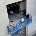 کلایمر ساختمانی نصب شده روی نمای ساختمان برای اجرای عملیات کار در ارتفاع