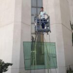 کلایمر ساختمانی نصب شده روی نمای ساختمان برای اجرای عملیات کار در ارتفاع