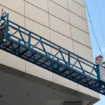کلایمر ساختمانی نصب شده روی نمای ساختمان برای اجرای عملیات کار در ارتفاع